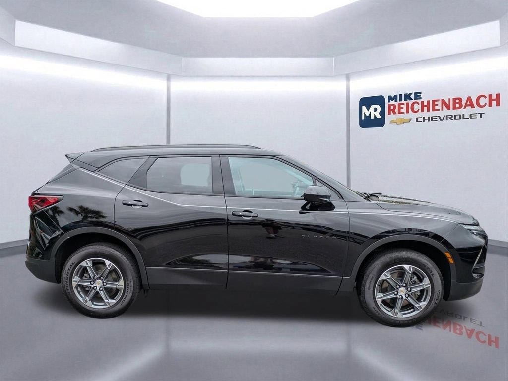 Used 2024 Chevrolet Blazer LT w/ Convenience Package FWD image 3