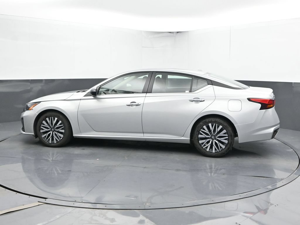 Used 2024 Nissan Altima 2.5 SV FWD image 9
