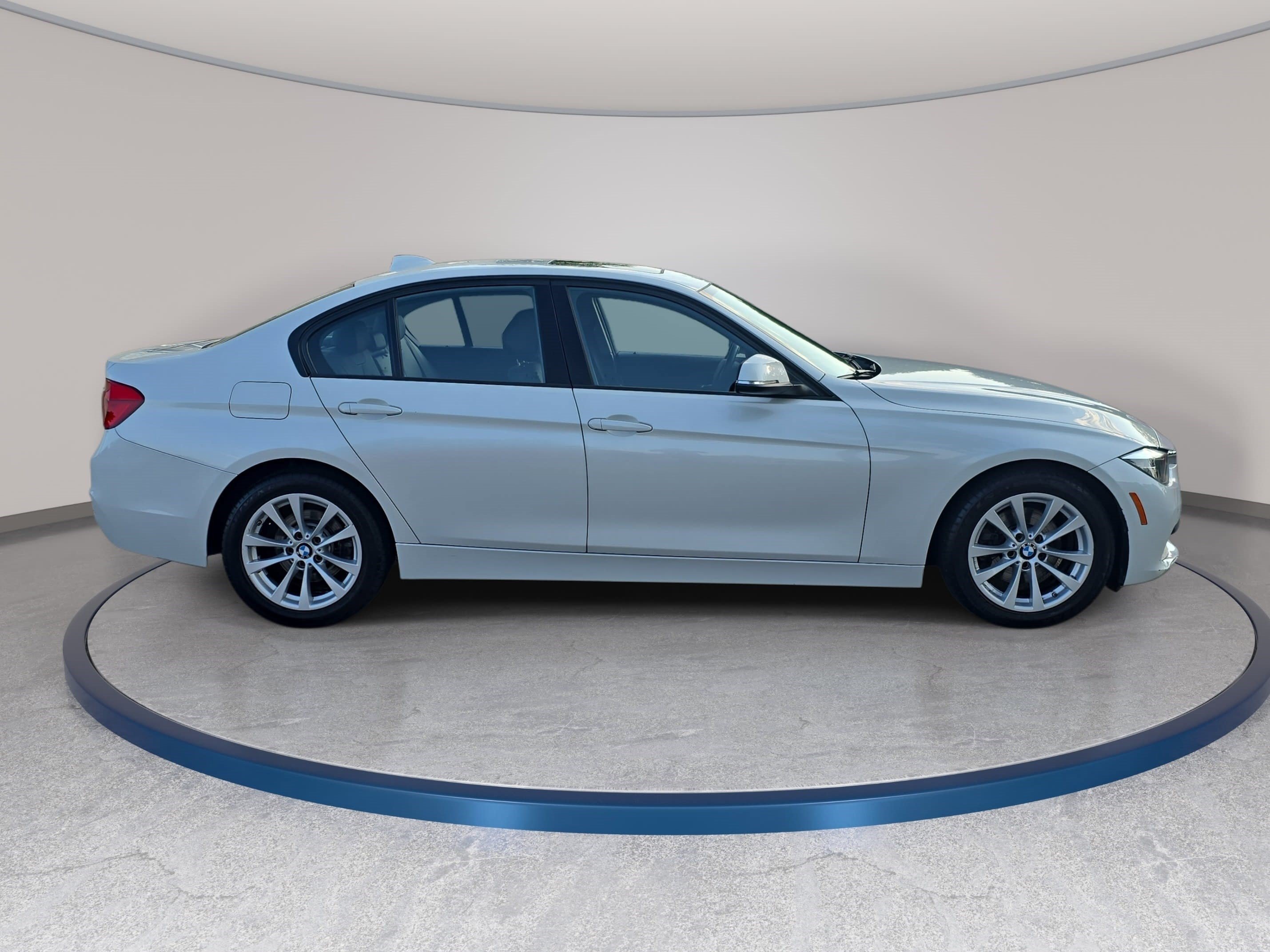 Used 2017 BMW 320i xDrive Sedan AWD/4WD image 4