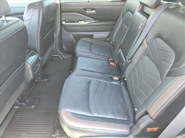 Used 2023 Nissan Pathfinder Platinum w/ Black Appearance Package FWD image 28