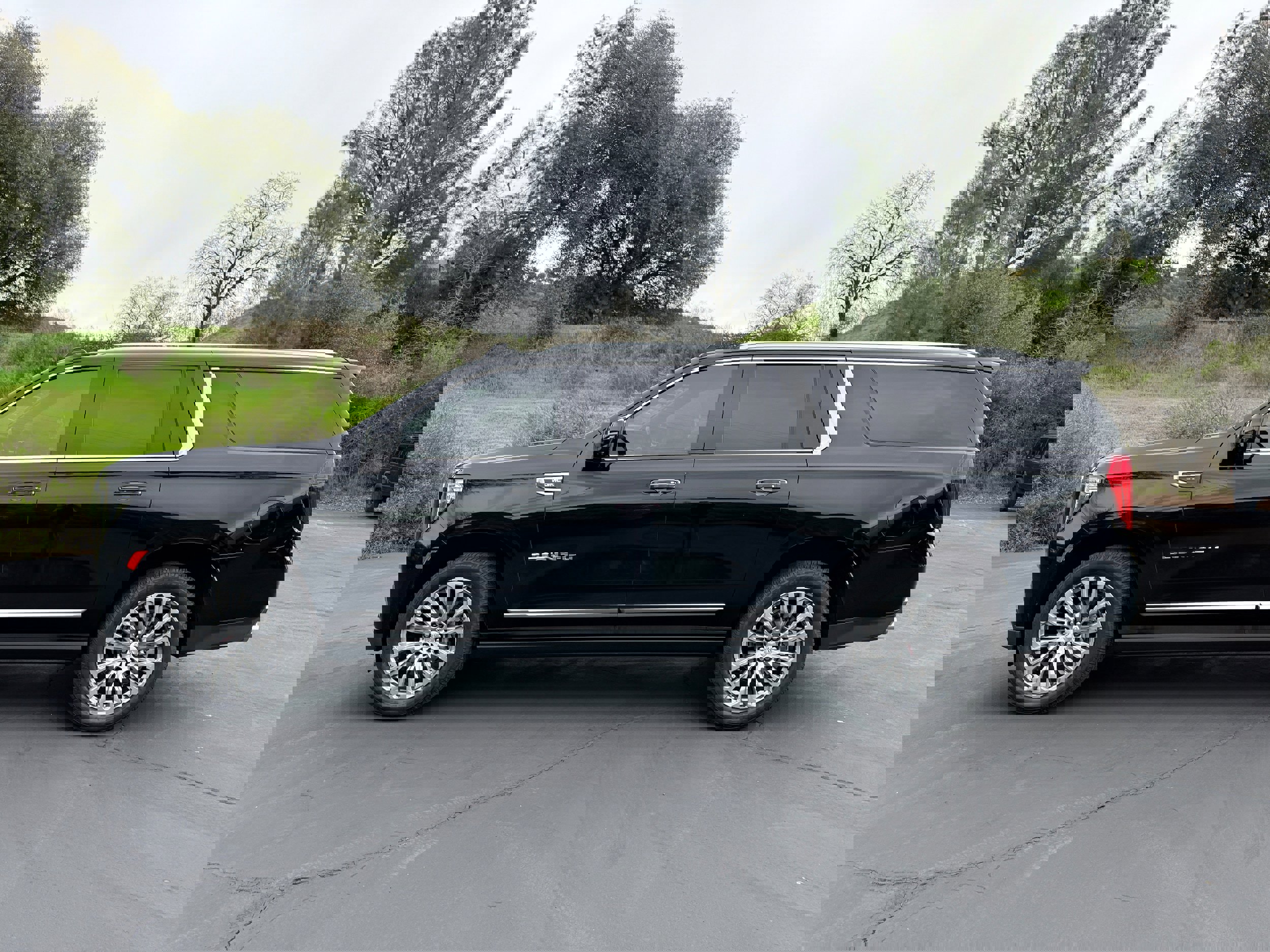 Used 2021 GMC Yukon XL Denali w/ Denali Premium Package image 1