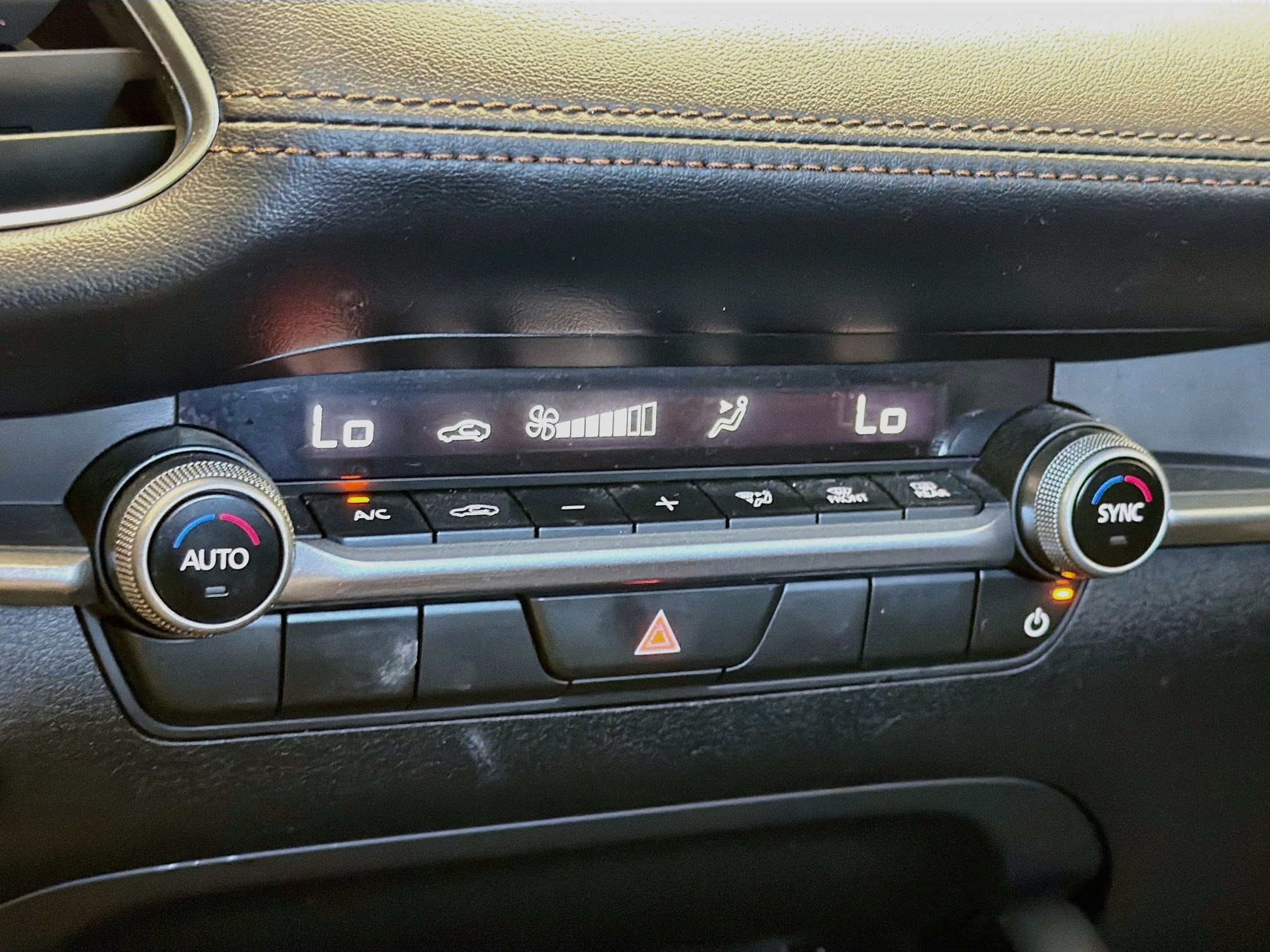 Used 2024 MAZDA MAZDA3 s FWD image 10