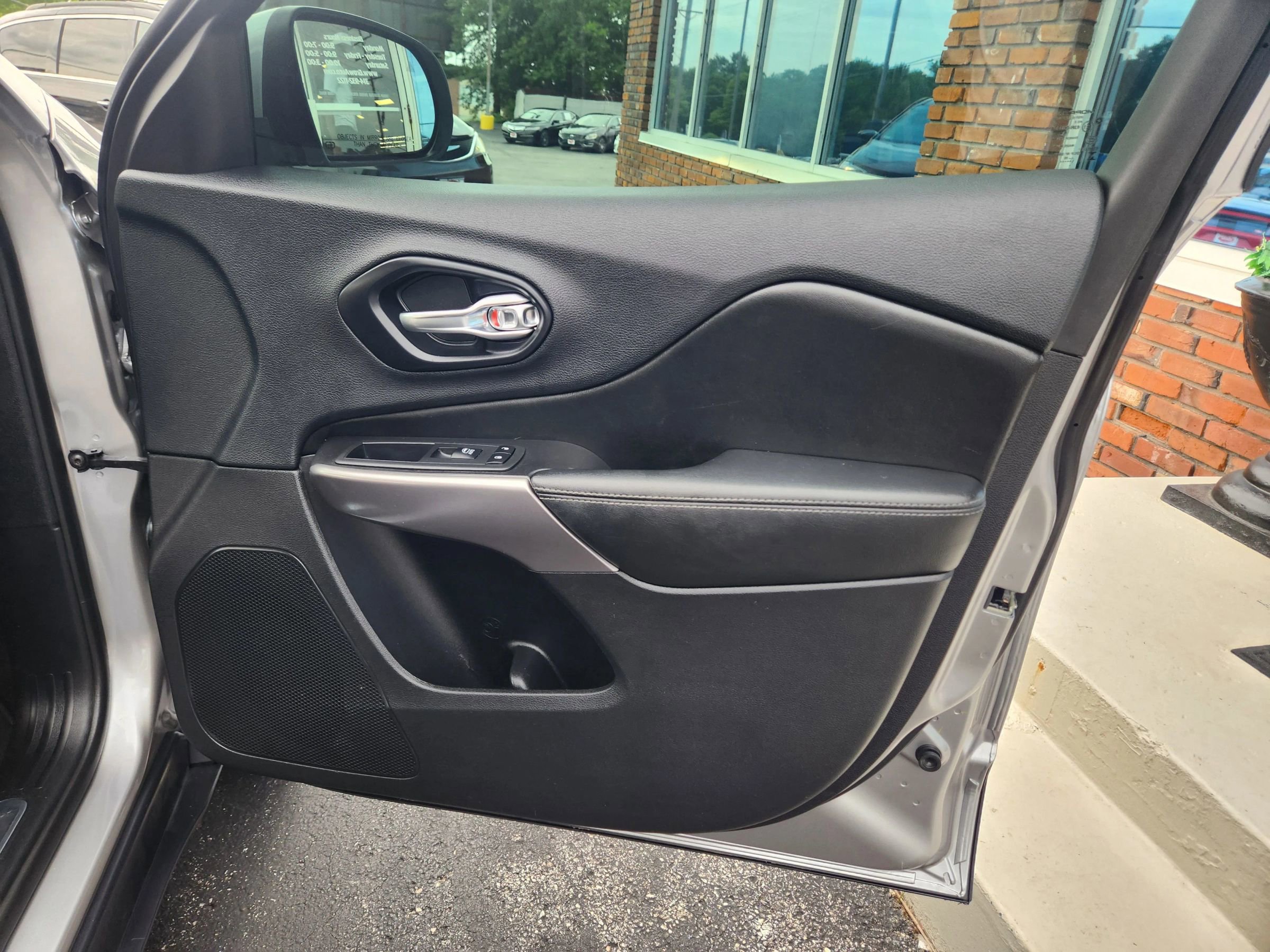 Used 2019 Jeep Cherokee Limited image 96