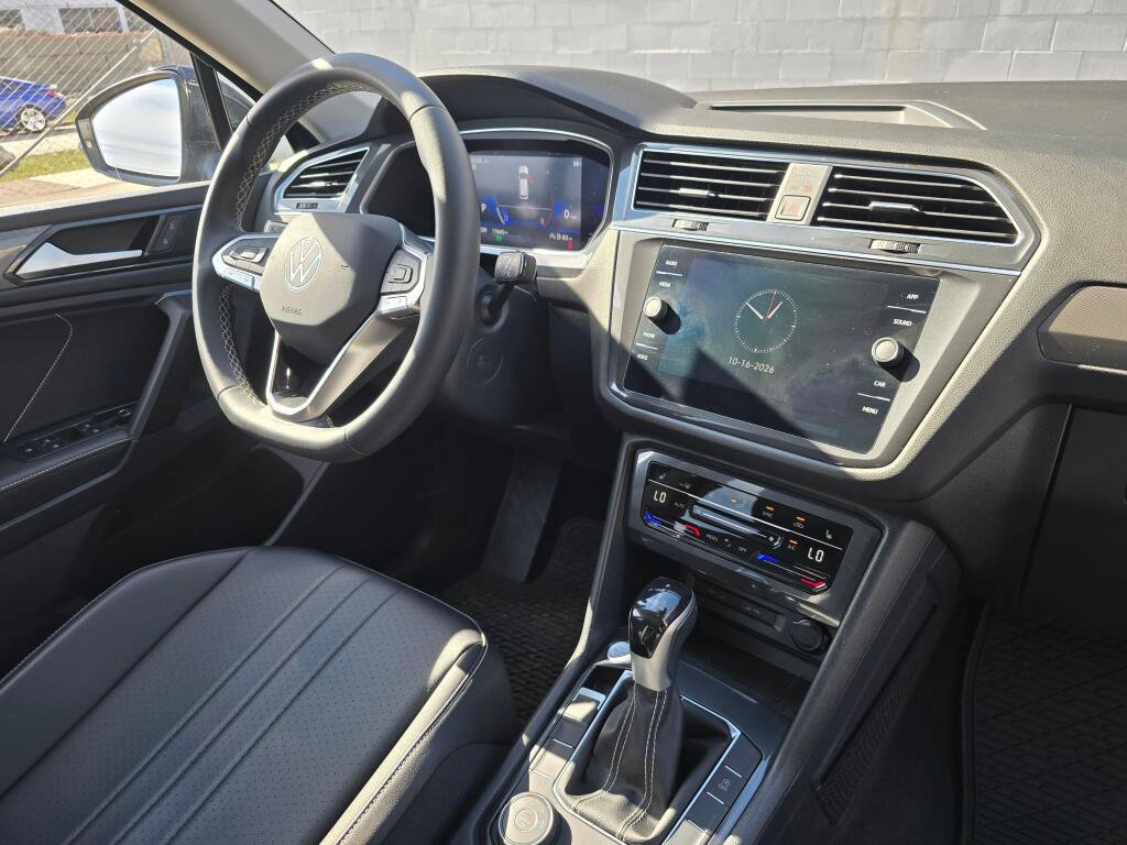 Used 2022 Volkswagen Tiguan SE w/ Panoramic Sunroof Package AWD/4WD image 12