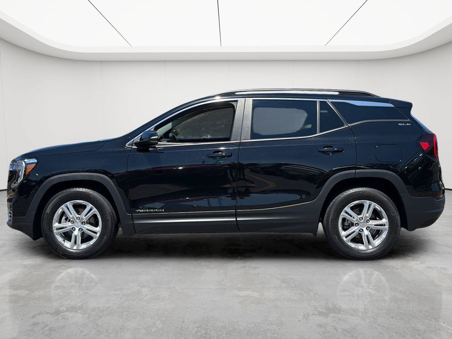 Used 2022 GMC Terrain SLE w/ Driver Convenience Package FWD image 5