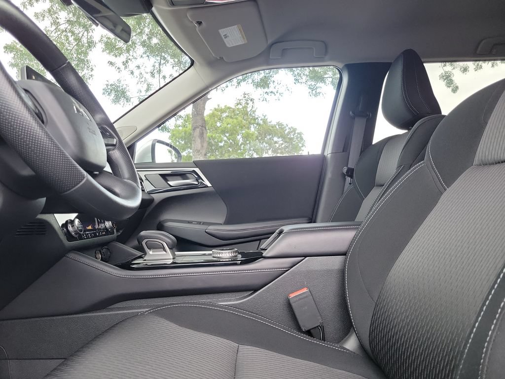 Used 2026 Mitsubishi Outlander ES FWD image 23