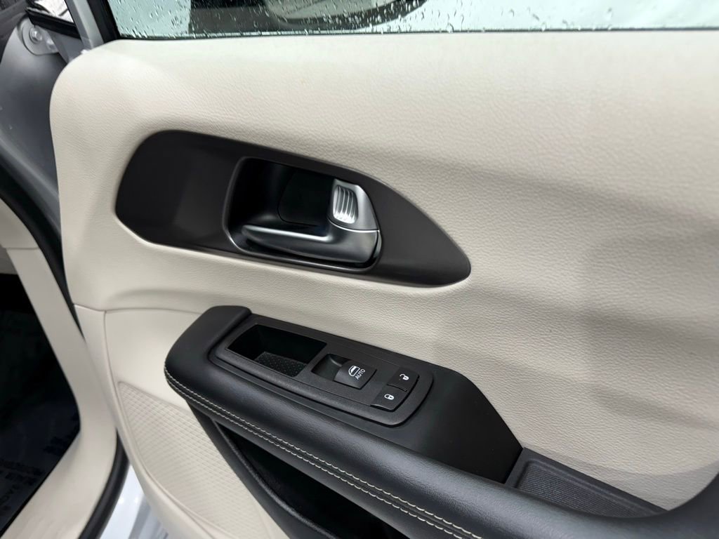 Used 2024 Chrysler Pacifica Touring-L FWD image 26