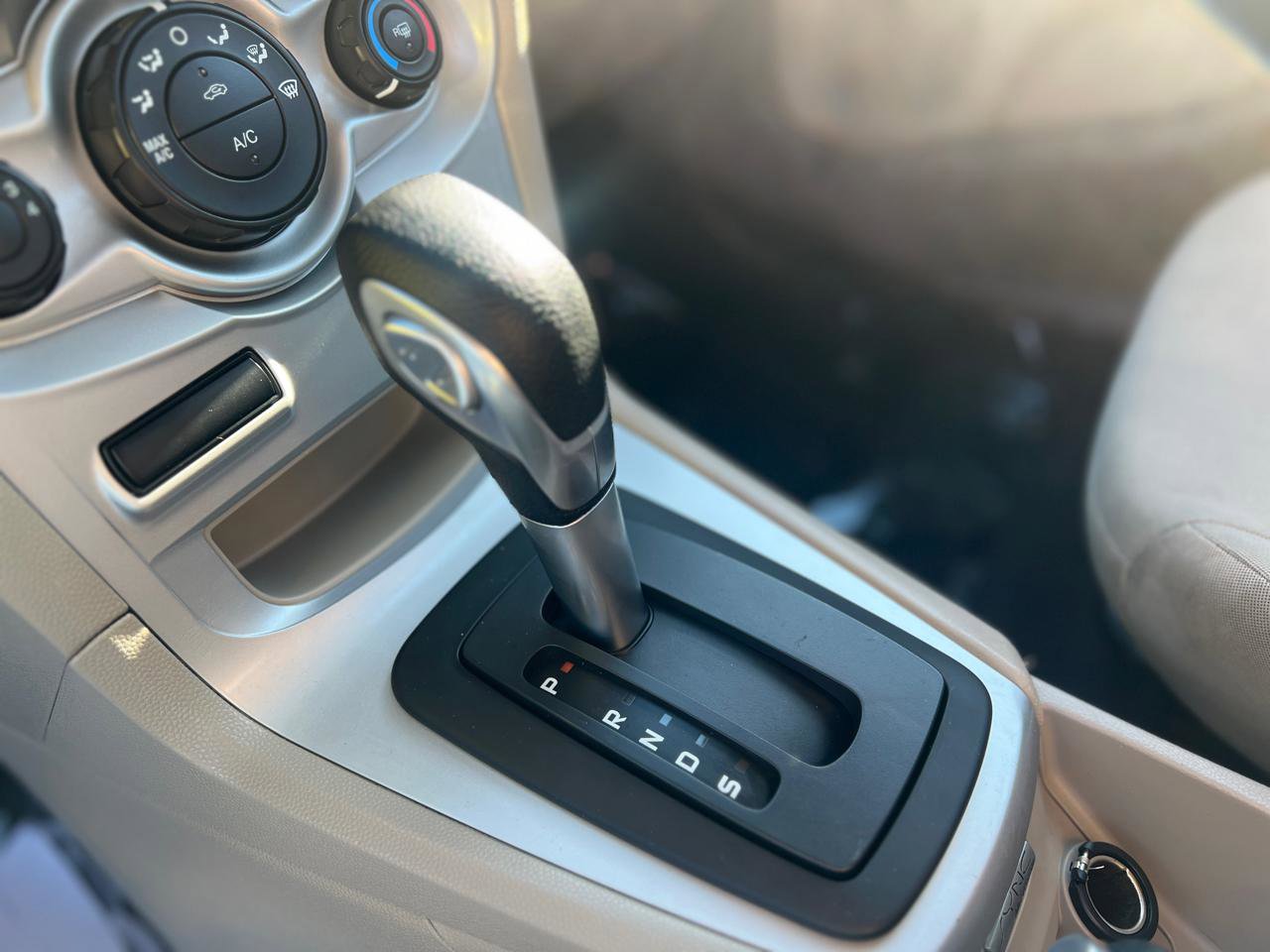 Used 2015 Ford Fiesta SE FWD image 23