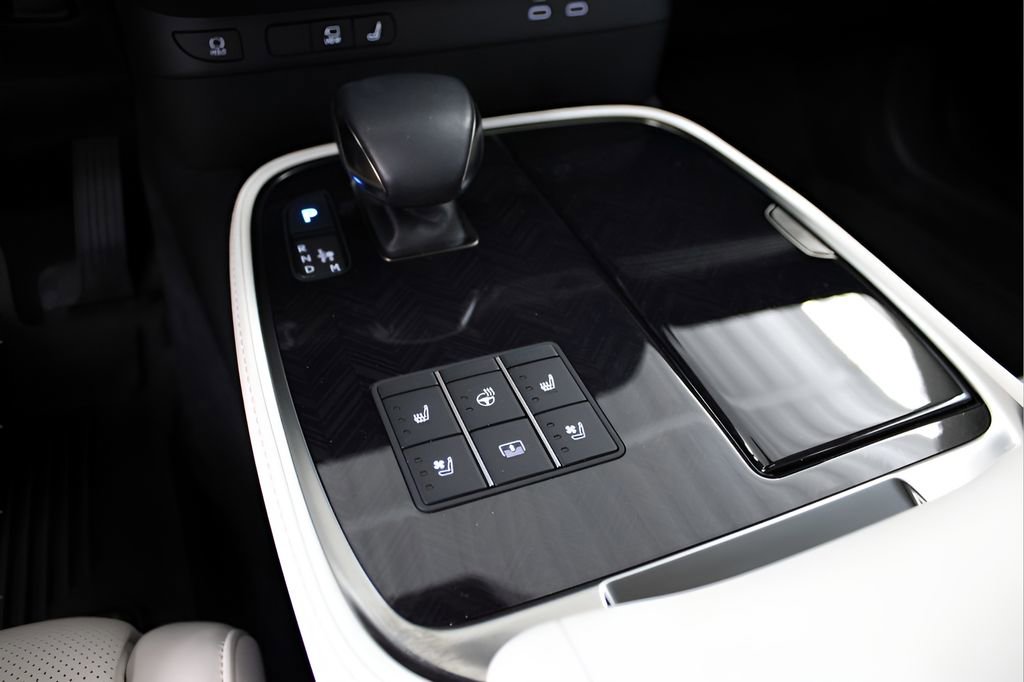 Used 2023 Lexus LS 500 w/ Interior Upgrade Package image 23