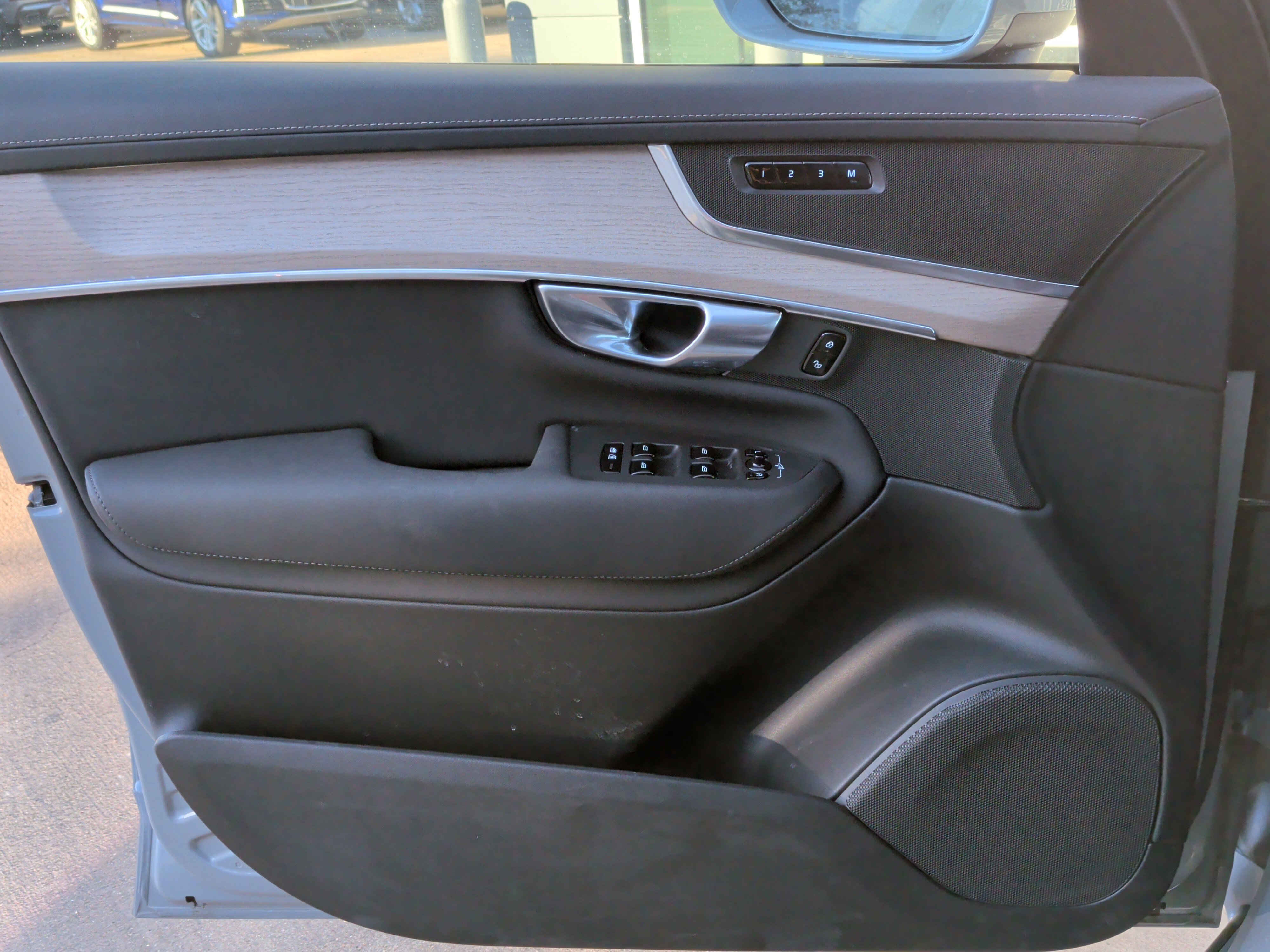 Used 2025 Volvo XC90 B6 Plus image 28