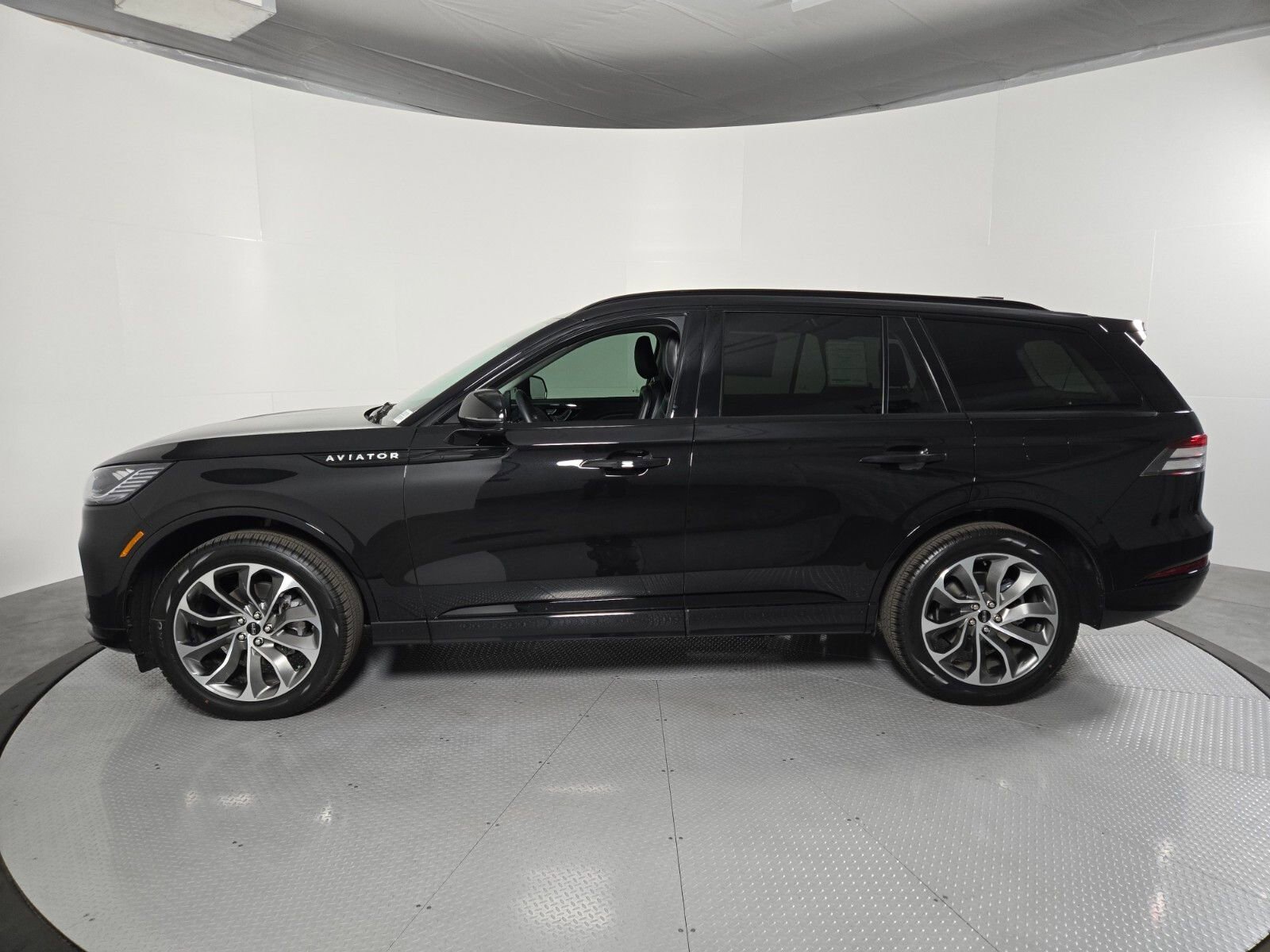 New 2026 Lincoln Aviator AWD w/ Jet Appearance Package image 8