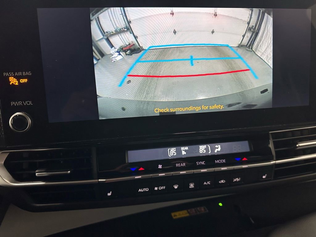 Used 2025 Toyota Sienna XLE image 39