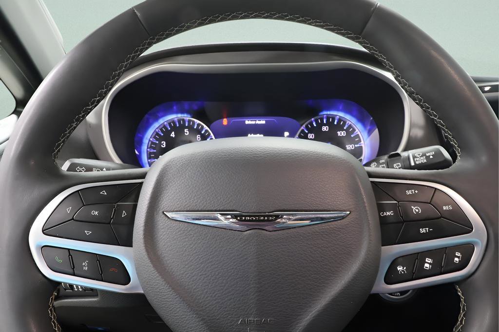Used 2025 Chrysler Pacifica Select image 11