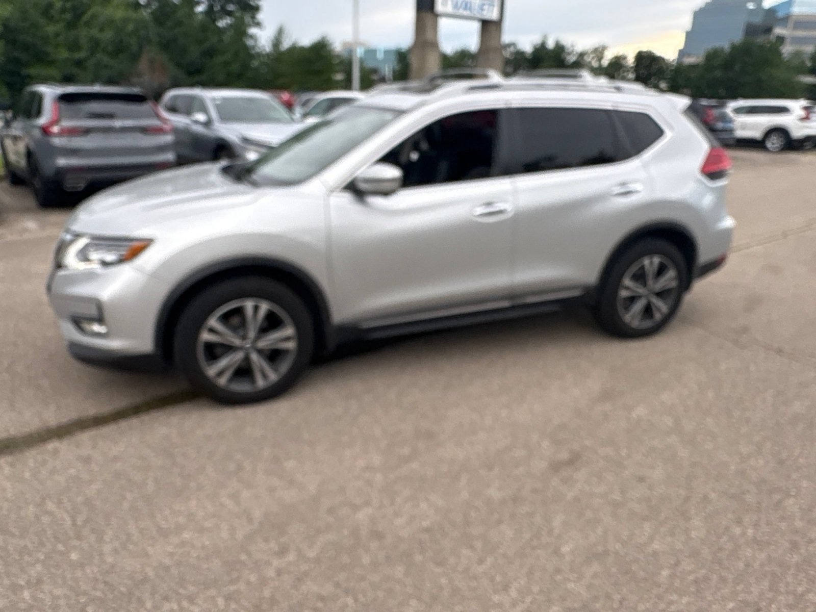 Used 2017 Nissan Rogue SL w/ SL Premium Package AWD/4WD image 12
