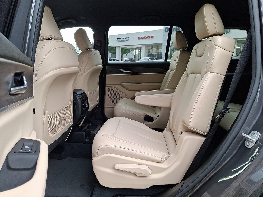 Used 2023 Jeep Grand Cherokee L Limited AWD/4WD image 11