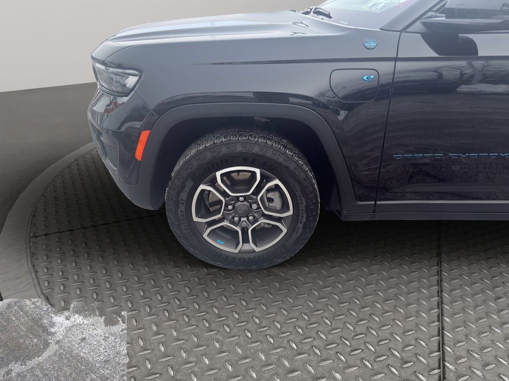 Used 2023 Jeep Grand Cherokee Trailhawk w/ Luxury Tech Group III image 20