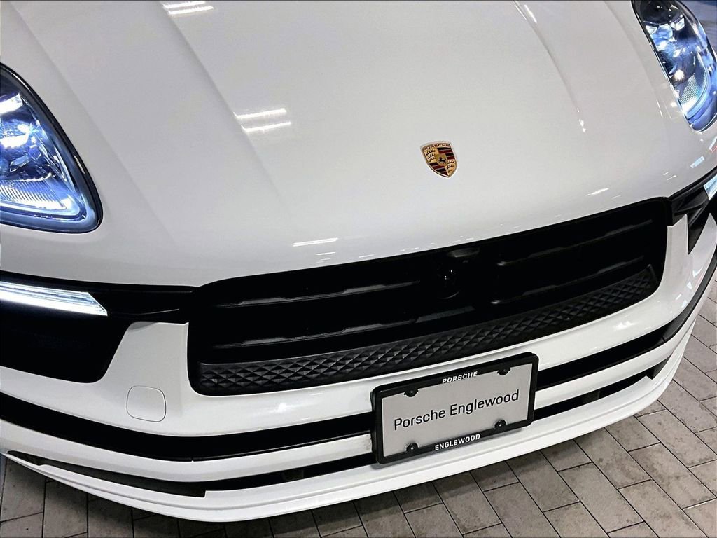 Used 2025 Porsche Macan AWD/4WD image 32