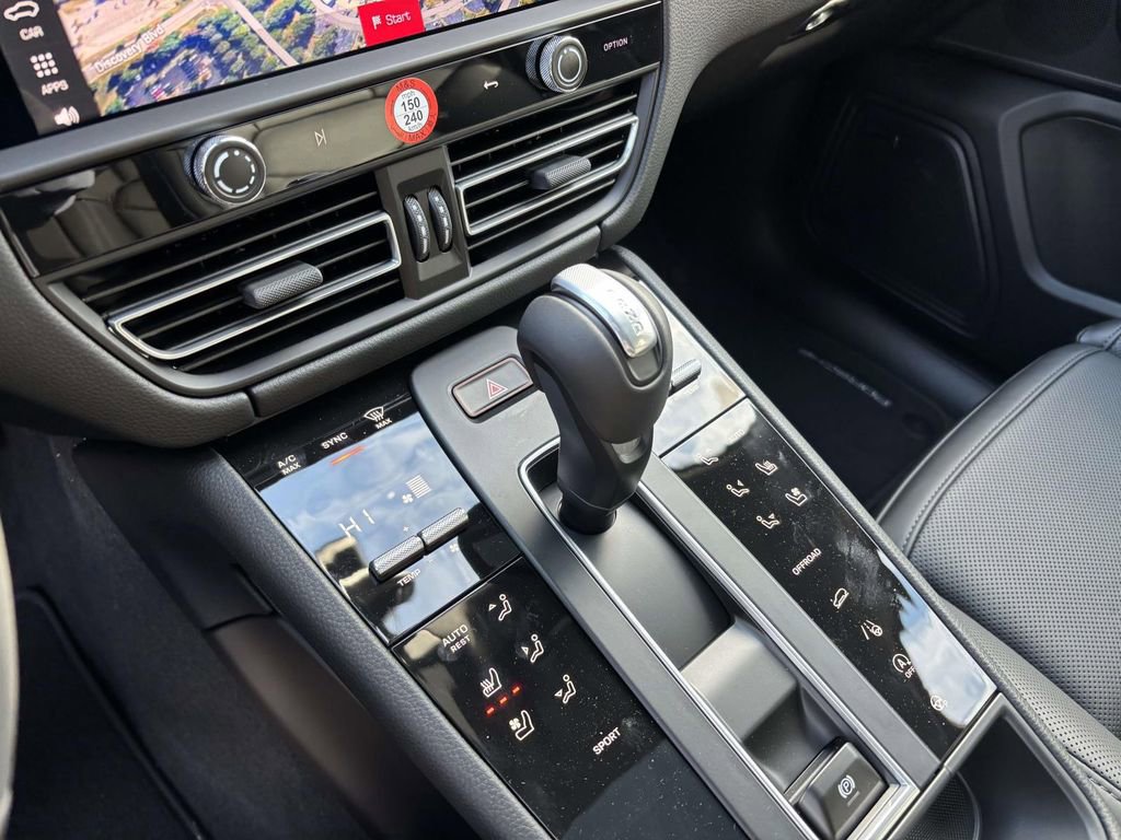 New 2026 Porsche Macan image 32