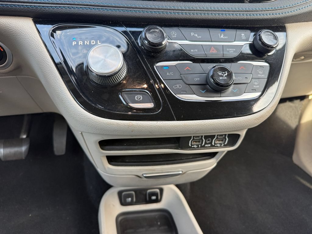Used 2021 Chrysler Pacifica Touring-L FWD image 13