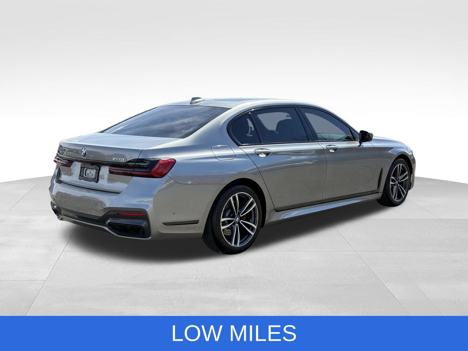 Used 2022 BMW 740i xDrive w/ M Sport Package image 12