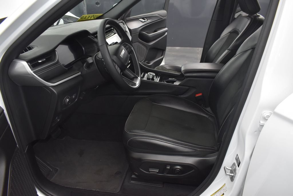 Used 2025 Jeep Grand Cherokee Altitude AWD/4WD image 29