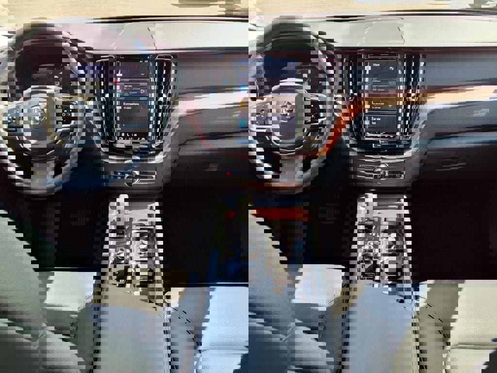 Used 2024 Volvo XC60 B5 Plus image 12