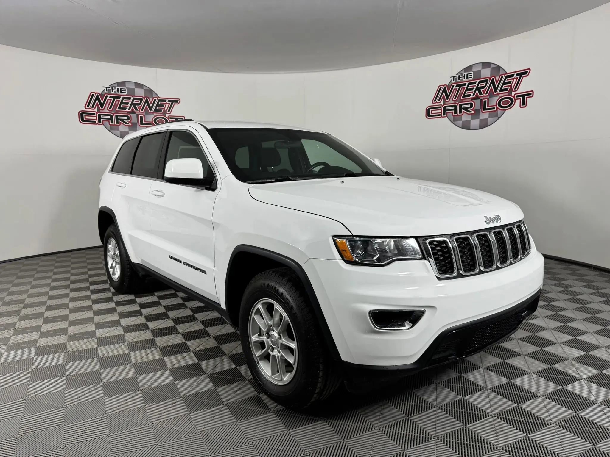 Used 2018 Jeep Grand Cherokee Laredo AWD/4WD image 9