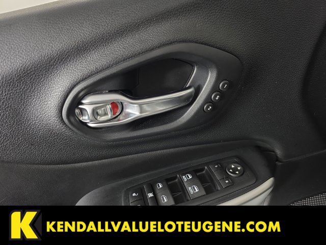 Used 2017 Jeep Cherokee Overland w/ Technology Group AWD/4WD image 23