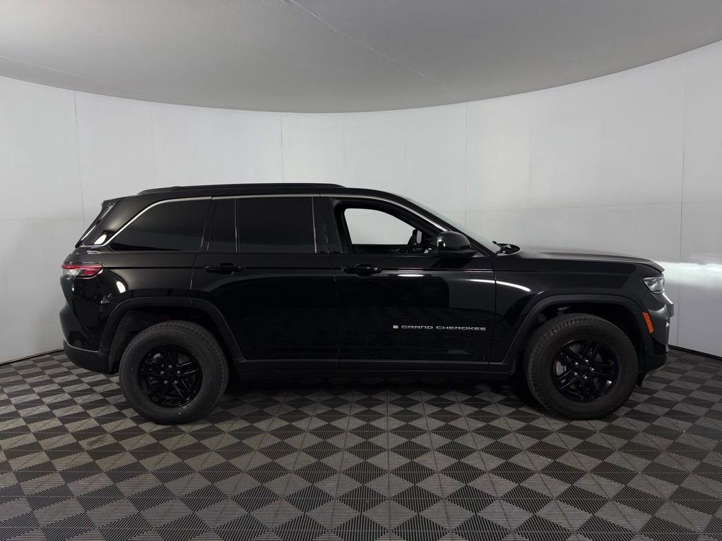 Used 2025 Jeep Grand Cherokee Laredo w/ Luxury Tech Group I image 7