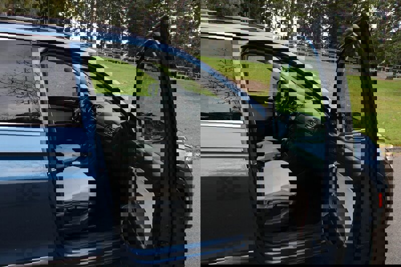 Used 2020 Volkswagen Tiguan SE w/ Panoramic Sunroof Package image 16