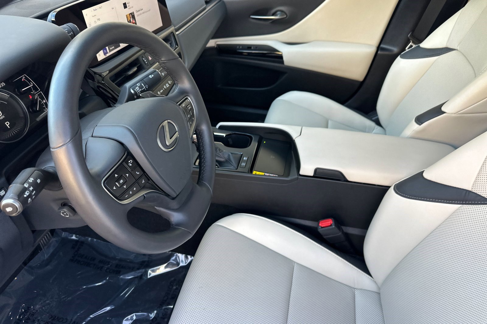 Certified 2025 Lexus ES 300h w/ Premium Package image 22