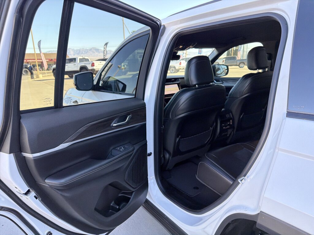 New 2026 Jeep Grand Cherokee Altitude image 8