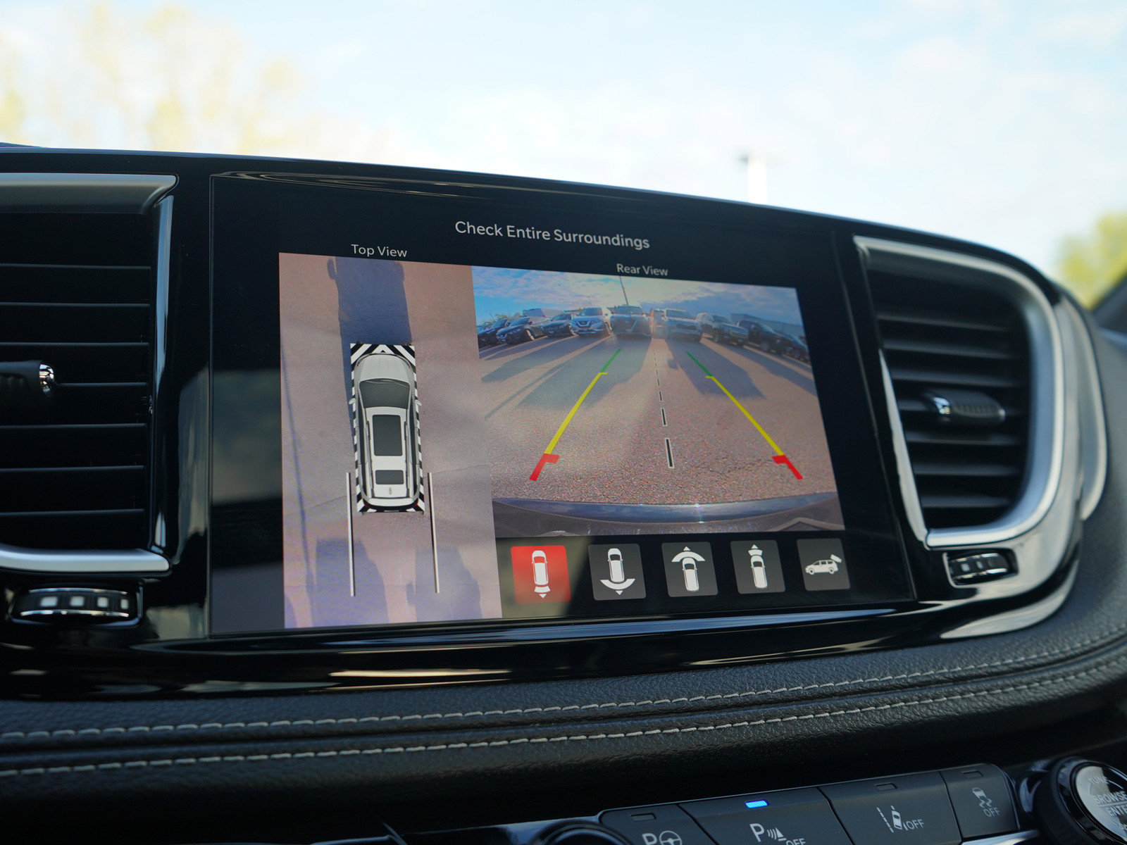 Used 2024 Chrysler Pacifica Premium FWD image 31
