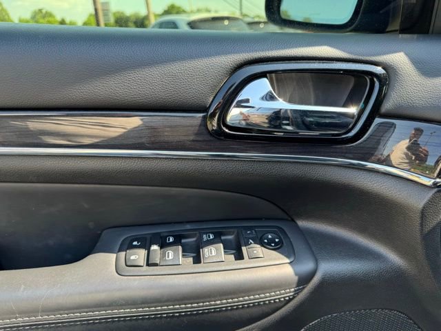 Used 2020 Jeep Grand Cherokee Overland AWD/4WD image 23