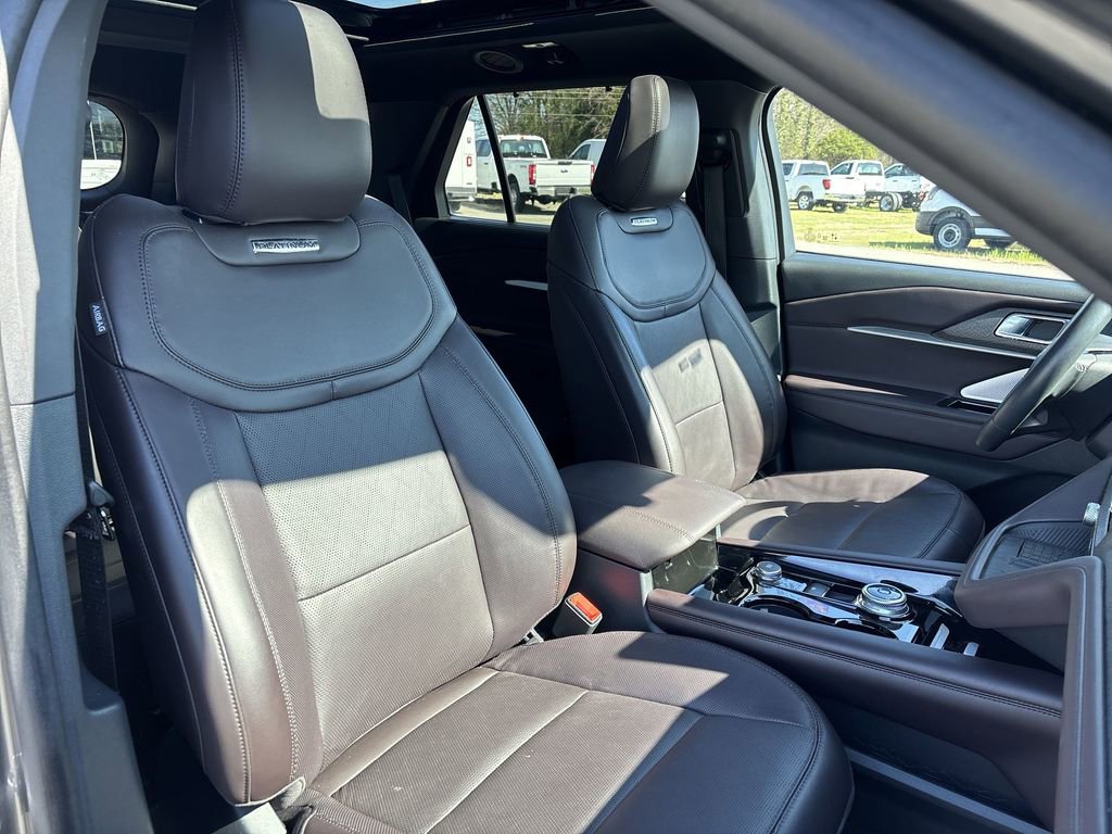 Used 2025 Ford Explorer Platinum RWD image 27