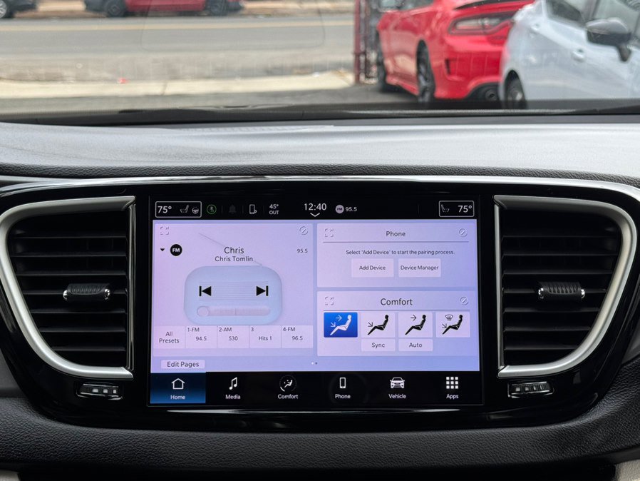 Used 2024 Chrysler Pacifica Touring-L image 24