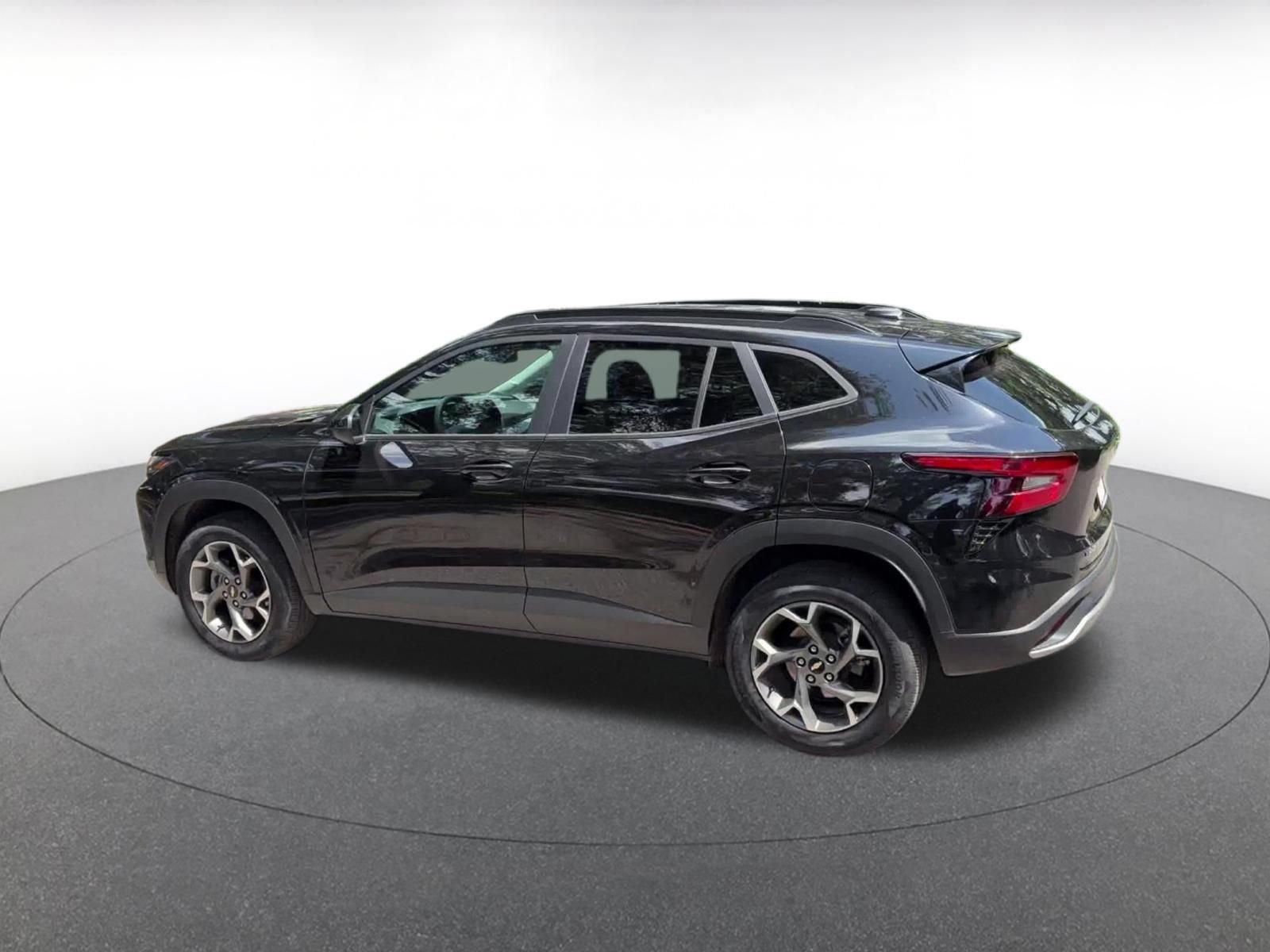 Used 2025 Chevrolet Trax LT FWD image 10