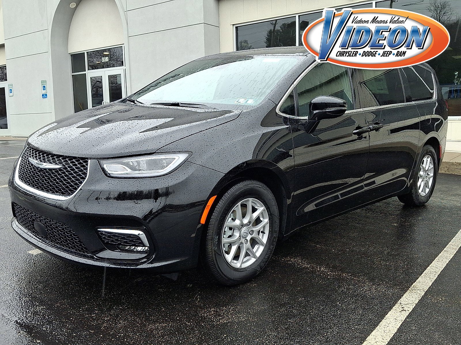 New 2026 Chrysler Pacifica Select video 1