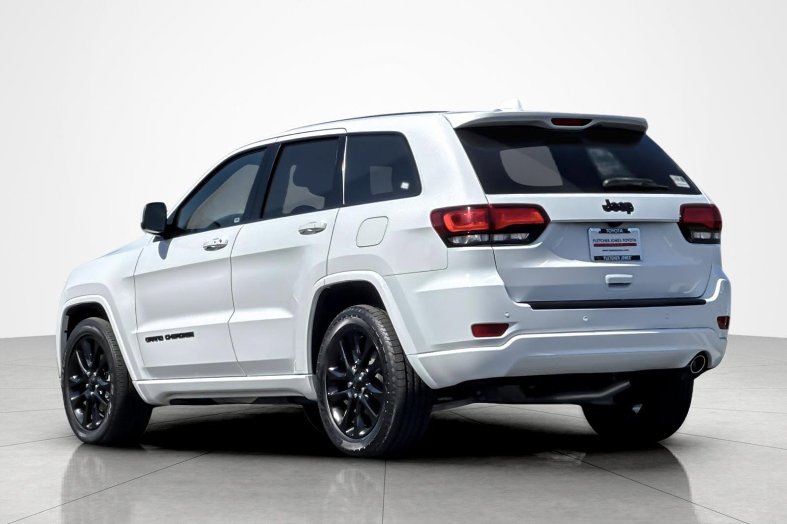 Used 2020 Jeep Grand Cherokee Altitude RWD image 3