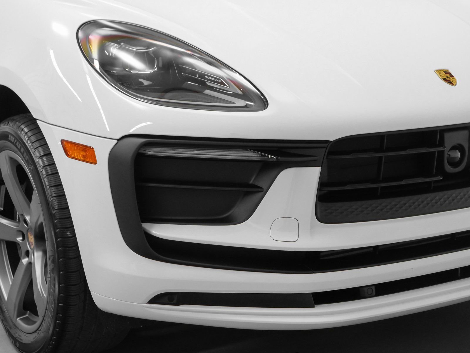 Certified 2025 Porsche Macan AWD/4WD image 16