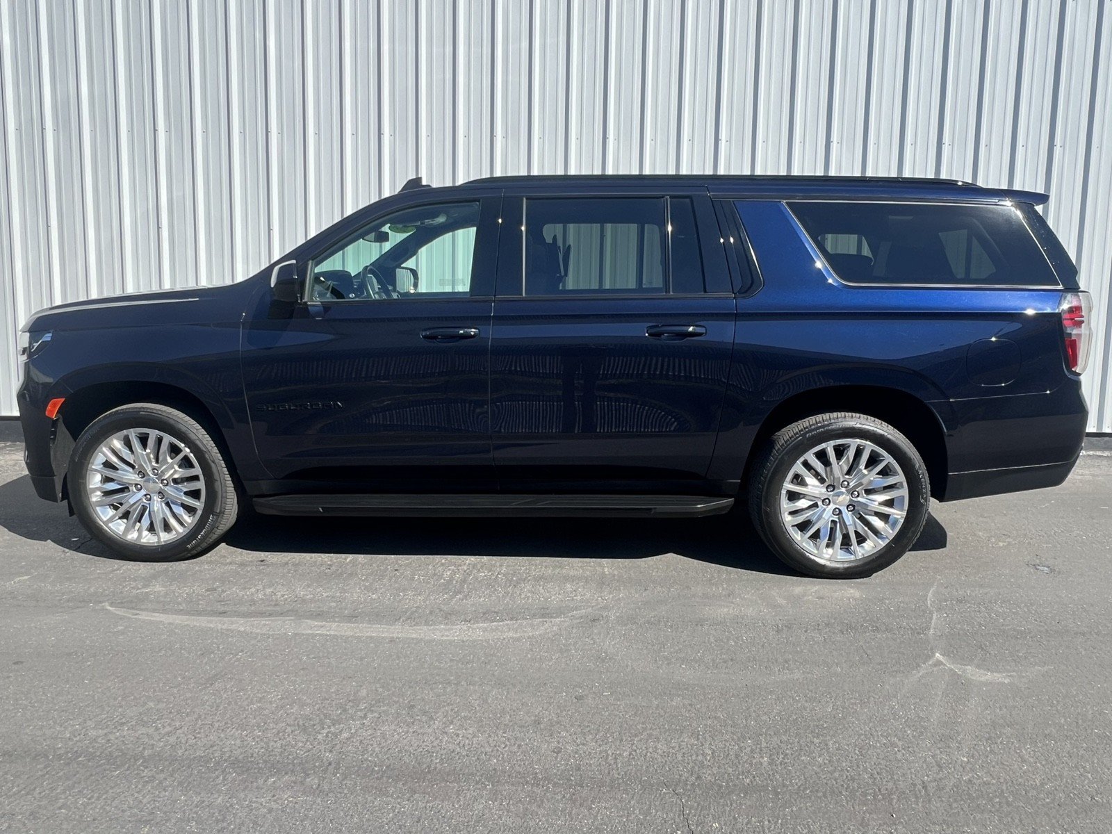 Used 2024 Chevrolet Suburban RST RWD image 3