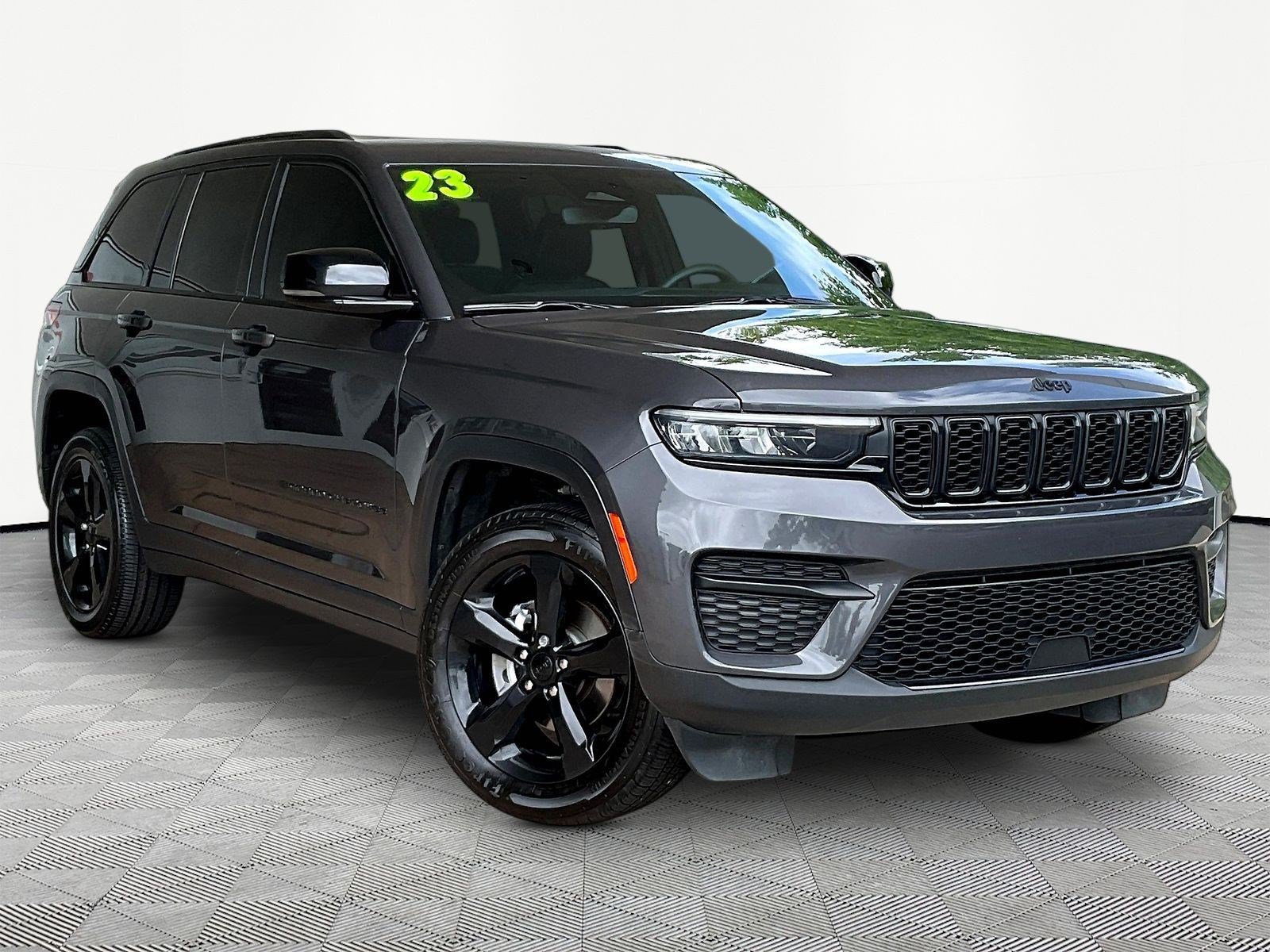 Used 2023 Jeep Grand Cherokee Altitude AWD/4WD image 3