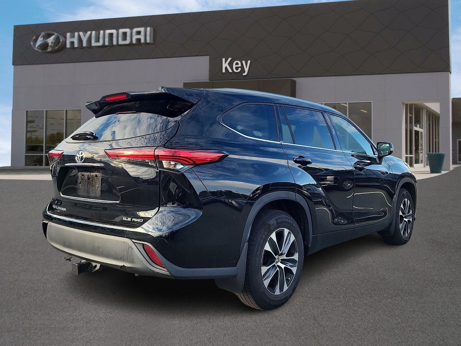 Used 2021 Toyota Highlander XLE AWD/4WD image 3