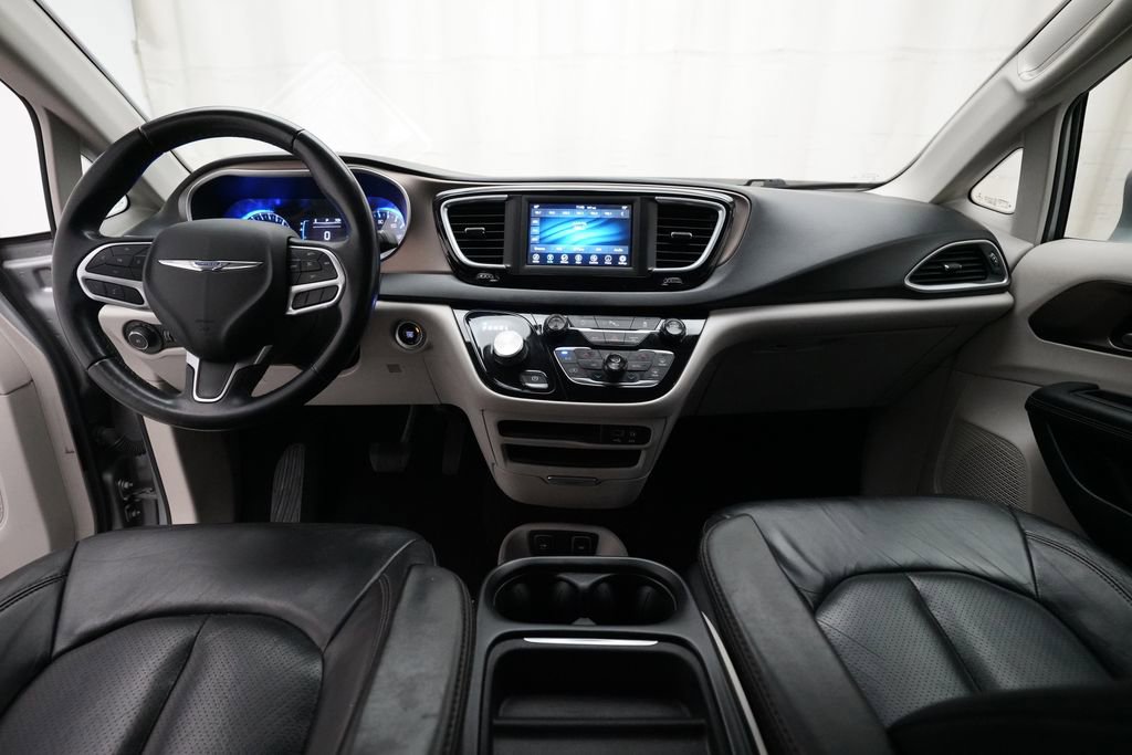 Used 2018 Chrysler Pacifica Touring-L image 5