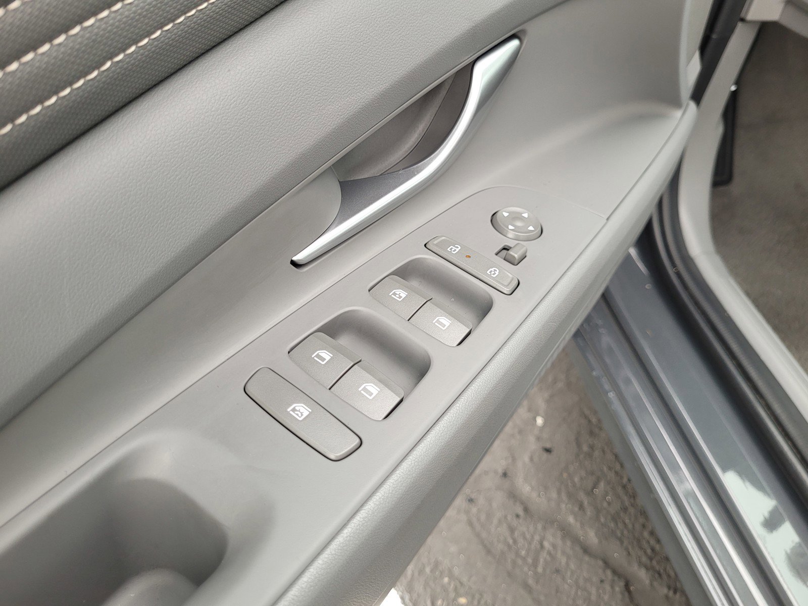 Used 2025 Hyundai Elantra SEL image 26