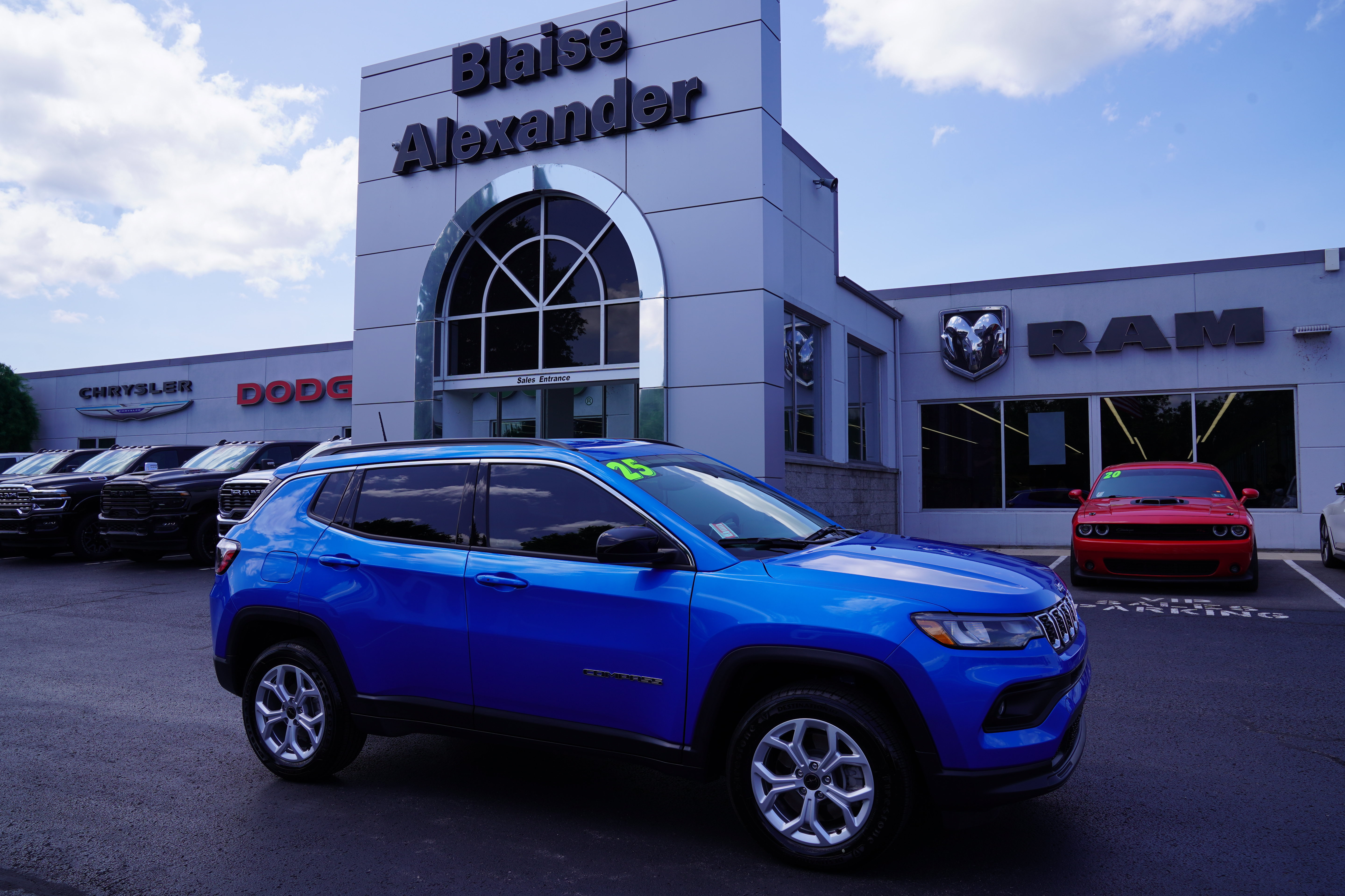 Used 2025 Jeep Compass Latitude AWD/4WD image 1