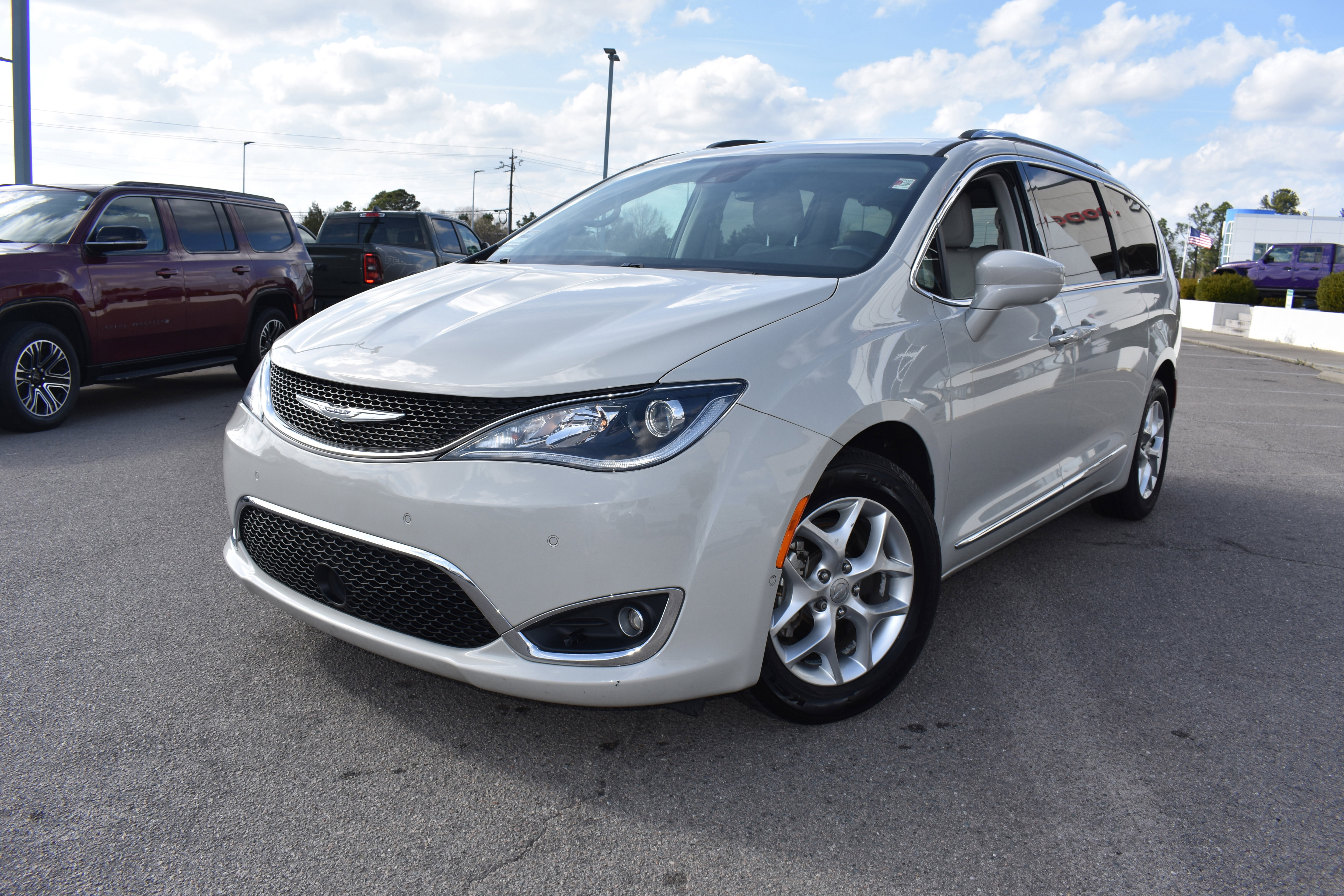 Used 2020 Chrysler Pacifica Touring-L Plus w/ Tire & Wheel Group image 5