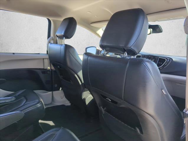 Used 2022 Chrysler Pacifica Touring-L image 18
