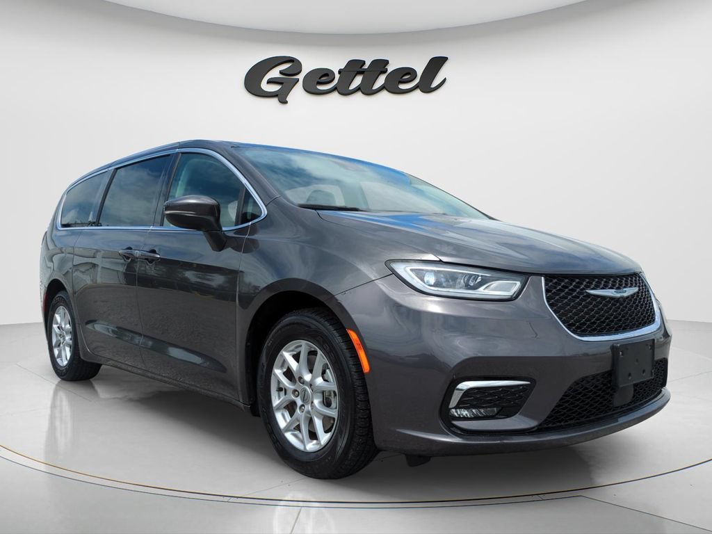 Used 2023 Chrysler Pacifica Touring-L FWD image 3