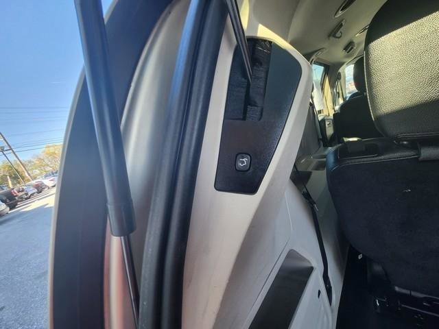 Used 2015 Chrysler Town & Country Touring FWD image 21